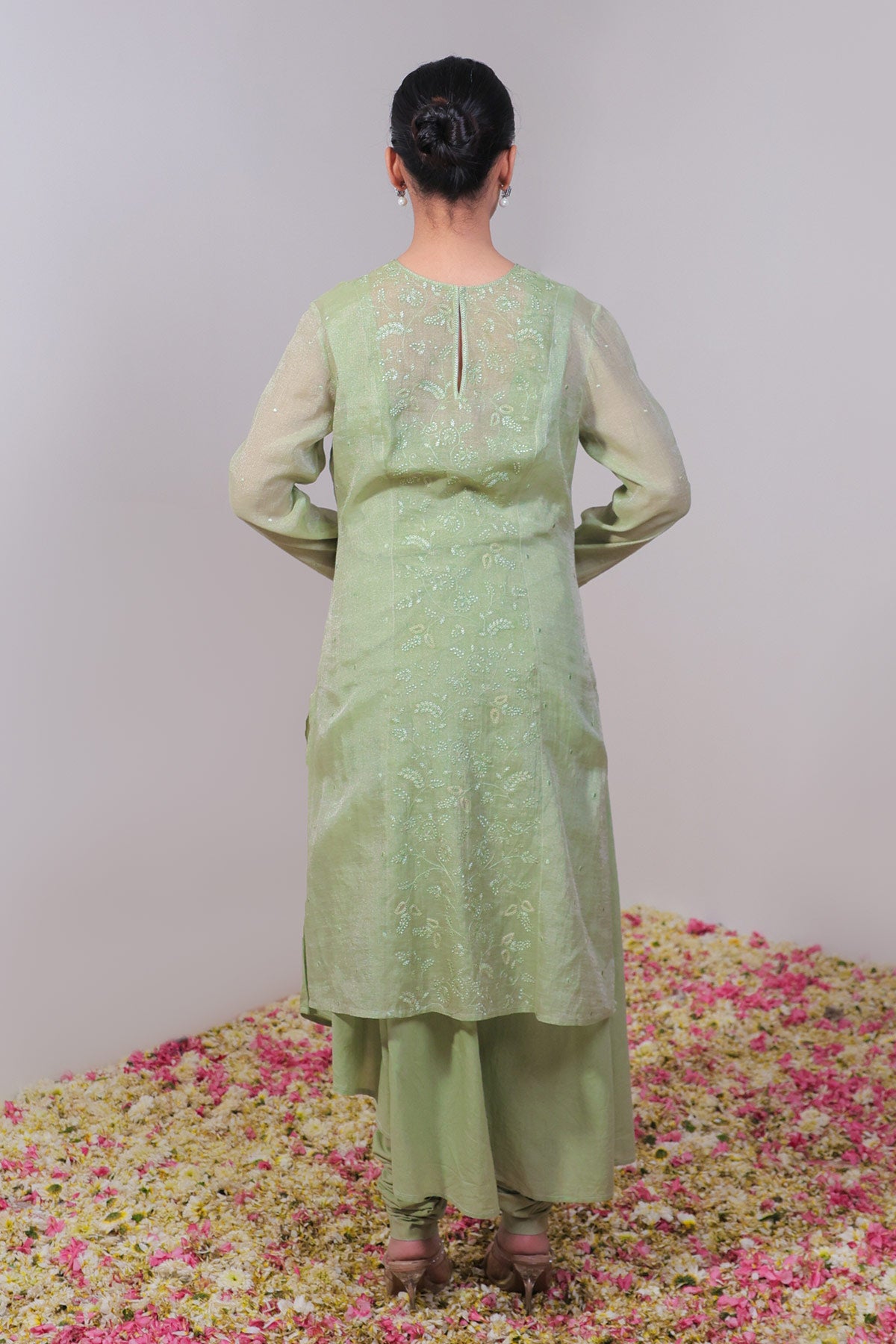 Ek Taar Chikankari Sameej Kurta Set