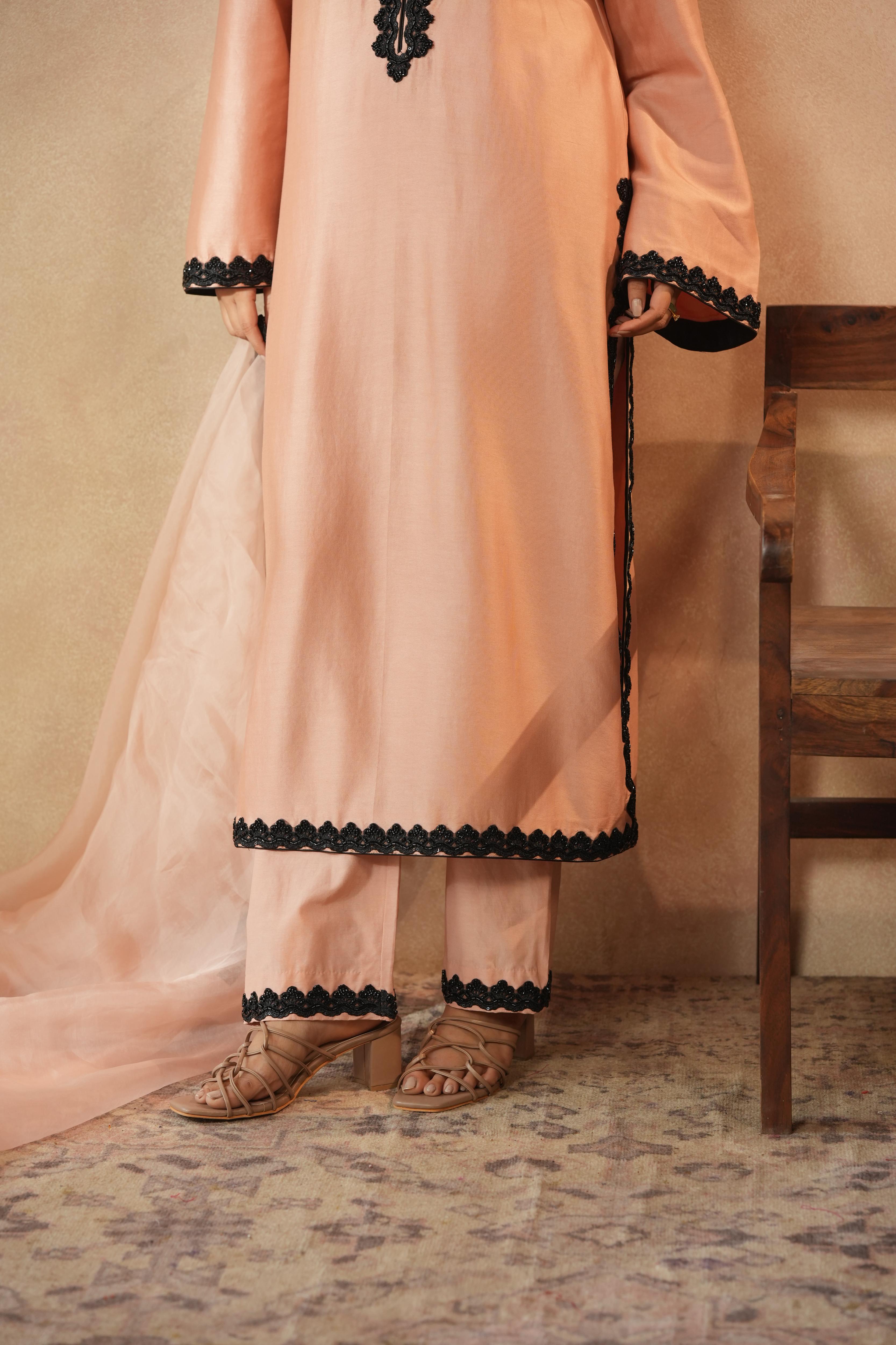 Ainam Wishper Pink Suit Set